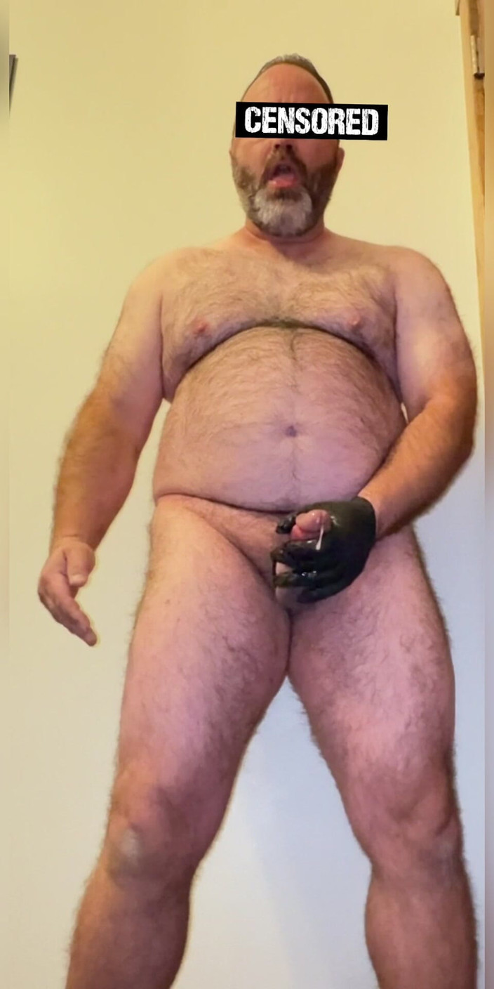 Anal Steve: Steve anal muncrat dengan butt plug besar dan cincin kontol...