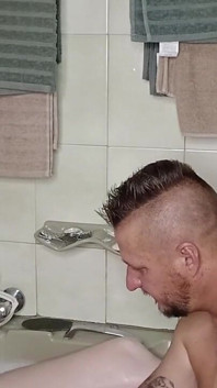 Io e la mia sorellastra nel bagno