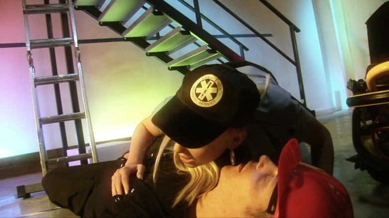 Very hot hardcore: Prsatá blondýnka EMT jezdí na obrovském ptákovi a dostane výstřik...