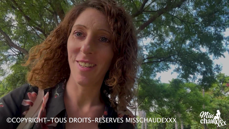 Misschaudexxx: Misschaudexxx, I'm pleasuring myself on a bench