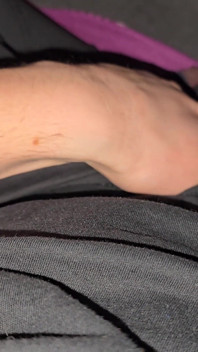 Excitée, Elle Joue Avec Ma Grosse Bite Et Pisse Dans Les Toilettes. Gros Plan, POV