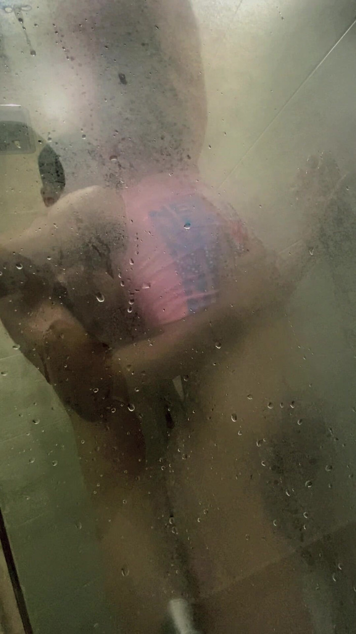 Tomas Styl: 펨보이가 가족과 휴가 중인 호텔 욕실에서 낯선 사람에게 성관계를 당하다