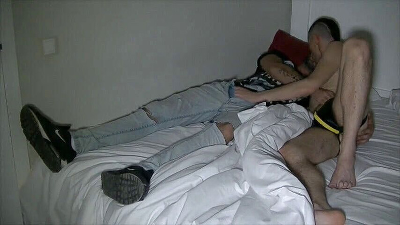 Gaybareback: Fabien dikongkek tanpa kondom oleh Abraham