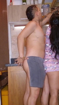 Pareja Real De Recien Casados Follan En La Cocina De Los Suegros