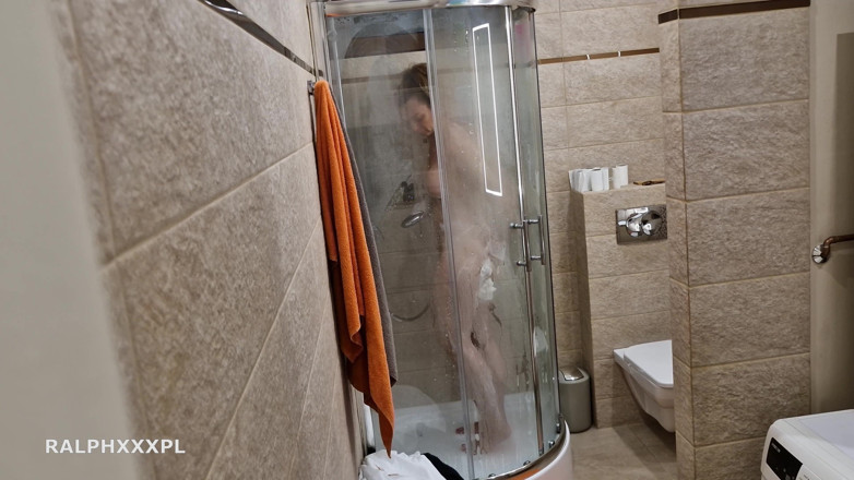 RalphXXXpl: Sleduji, jak moje macecha masturbuje při sprchování