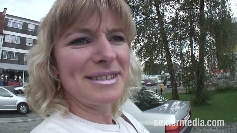 Sextermedia by Pete: Amateur, een wat oudere slet masturbeert in een panty