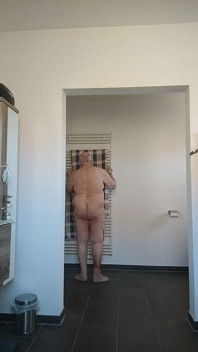 Ich spiele mit meinem schwanz vor und nach der dusche