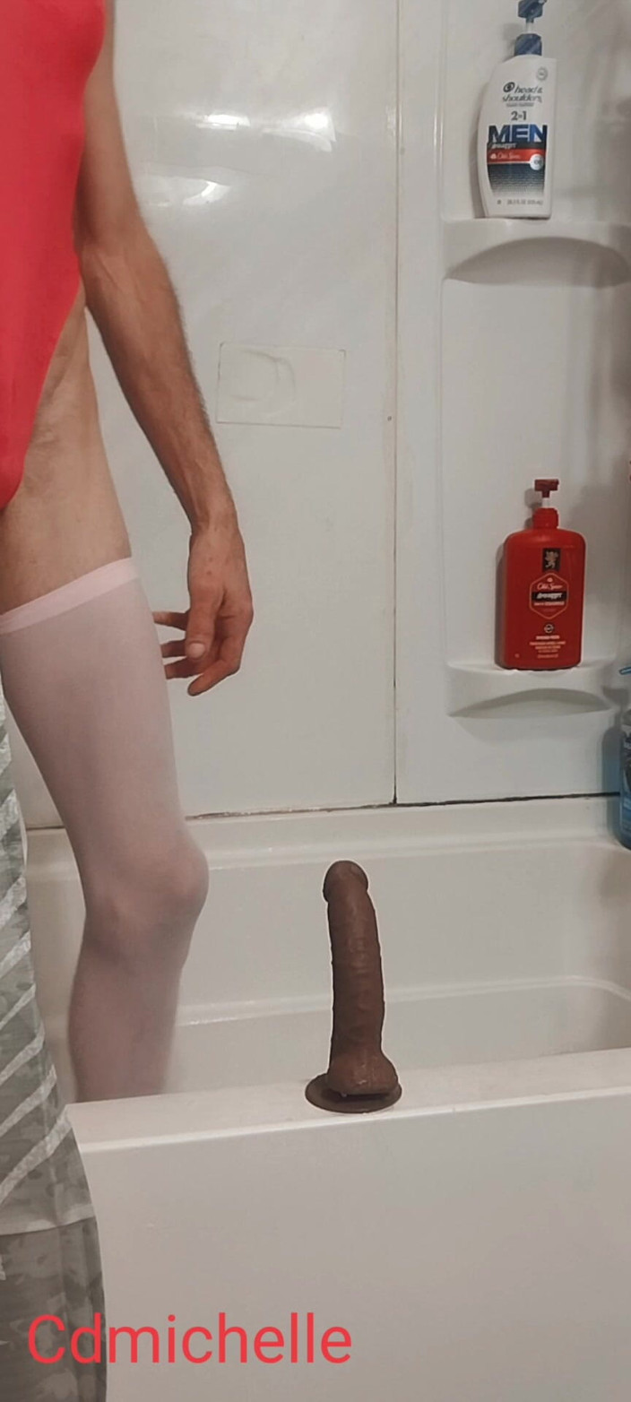 Feeling sexy today crosdressing: Cdmichelle memakai pakaian renang oren seksi bermain-main di bilik mandi