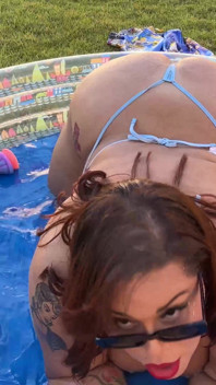Angel BBW baise pisse et éjacule dehors