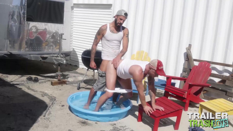 Trailer Trash Boys: Trailertrashboys - Bryce Hart, étalon encré, se fait baiser sans capote dans...
