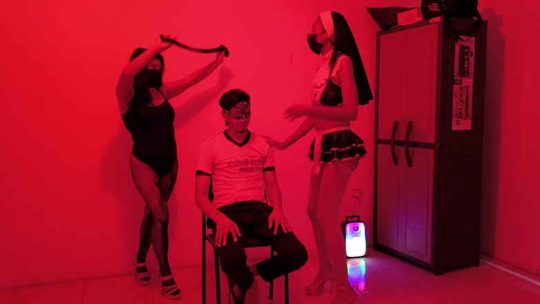 NEGRITA SEXY: Застенчивый именинник получает чувственный танец от двух шлюшек в нижнем белье