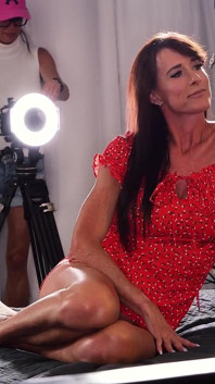 Orta yaşlı seksi ateşli evli kadınla grup seksten önce röportaj