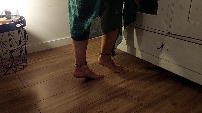 Selena701: 금발의 성숙한 아내가 침대에서 섹스를 즐긴다