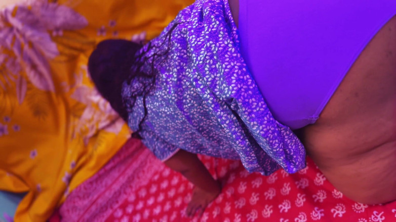 Aria Mia: Pembantu hot Saudi melepas baju pantat montoknya sambil bersihin ranjangku...