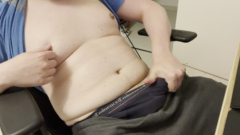 Aimeronds: 在观看色情片时给我的大鸡巴撸管