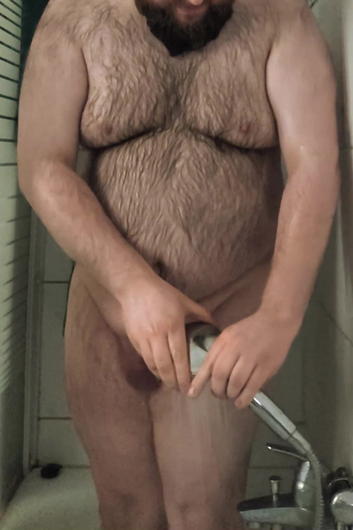 BearPup Akuma: Un Orso Grasso Che Fa La Doccia