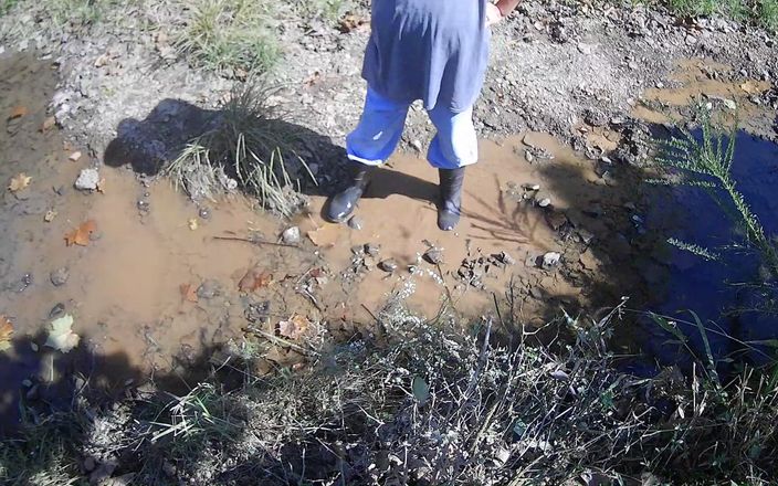 Mountain Mama 1: Mountainmama brincando em Creek