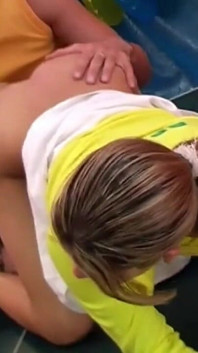 Krásná euro kotě Alice šuká na ping pong stole