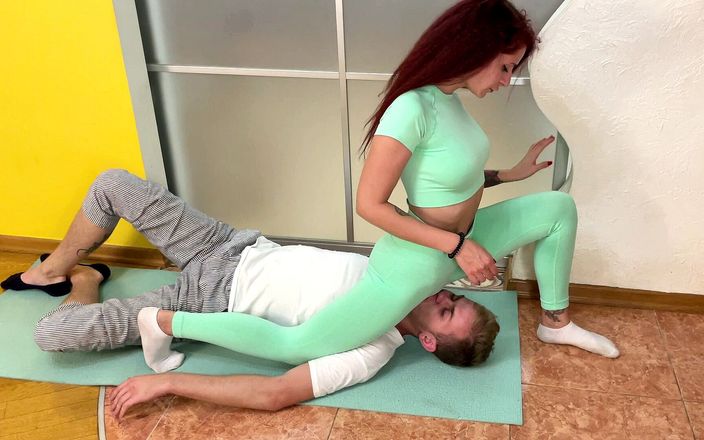 Petite Princesses FemDom (PPFemdom): Fitness yaparken amına tapma kadın egemenliği