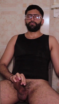 Camilo Brown büyük yarağını defalarca boşaltıyor ve siyah gömleğine fışkırtıyor