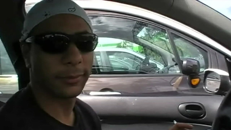 Gaybareback: Masturbation avec un arabe dans ma voiture en plein air