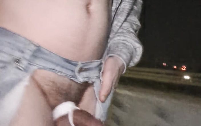 kinkygaynudist: Người đàn ông đồng tính khỏa thân đi bộ qua cầu đường cao tốc