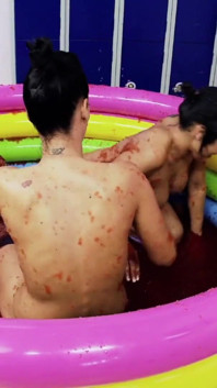Nella vasca da bagno con la sua amica per giocare con il fango