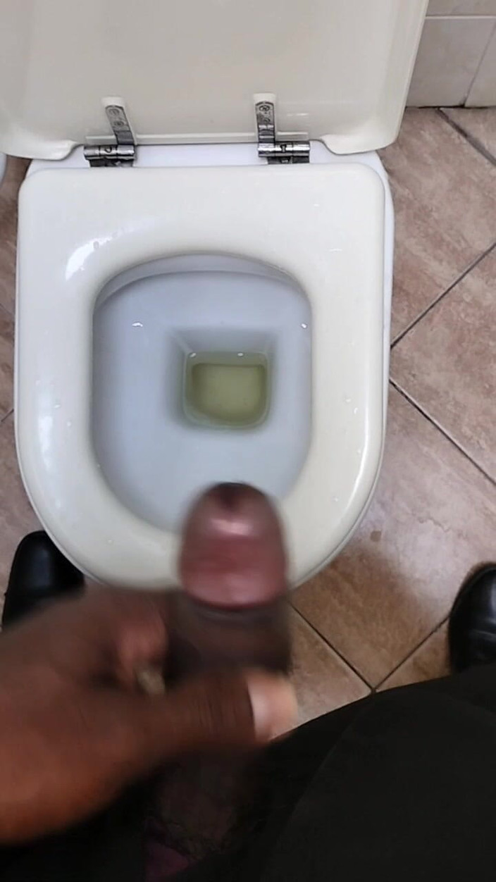 Blackcock83: Fare pipì in bagno