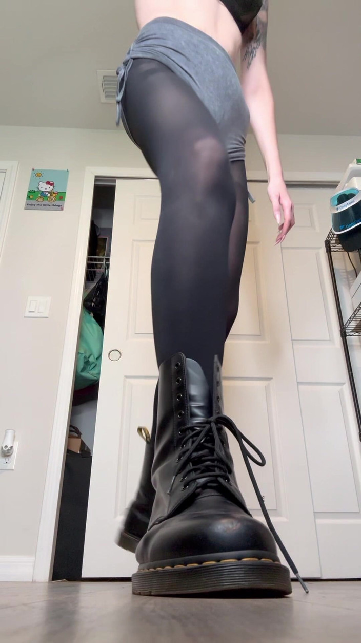 Peppermint Giantess: 穿着 16 英尺大小的靴子硬踩踏