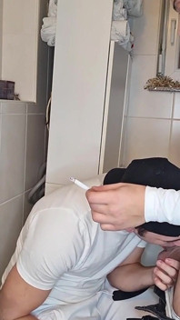 Banyoda eşcinsel eğlencesi: bölüm 1 - oğlumun ağzına boşalma