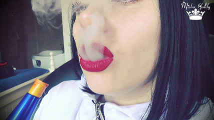 Goddess Misha Goldy: Koyu kırmızı büyük dudaklardan duman