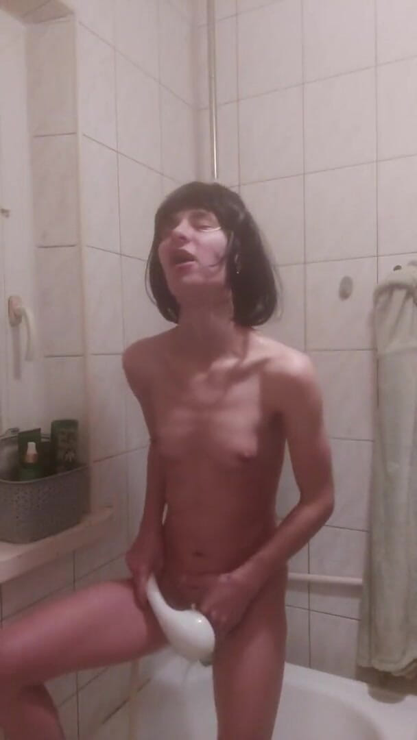 Wet Pussy Fuck: A Polish Teenager Masturbates in the Shower with Loud Orgasm