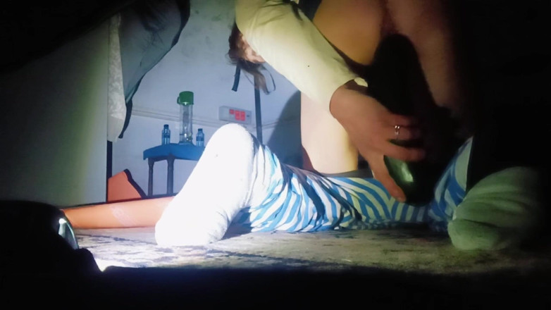Culopeke: 마른 젊은 남자가 혼자 항문을 벌린다