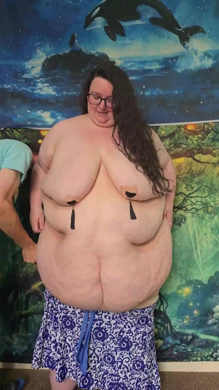 SSBBWLadyBrads: SSBBW Gets Help Fitting Into Tight Swimming Costume