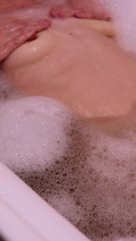 Bubble bath playtime: kencing, queefs & pussy fountain