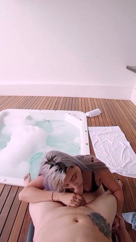 Curvilínea latina debut com grandes mamas e bunda grande em primeiro plano