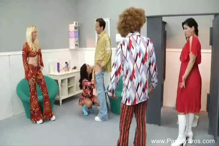 Parody Bros: Приголомшлива красуня-брюнетка смокче і катається на великому і жорсткому члені