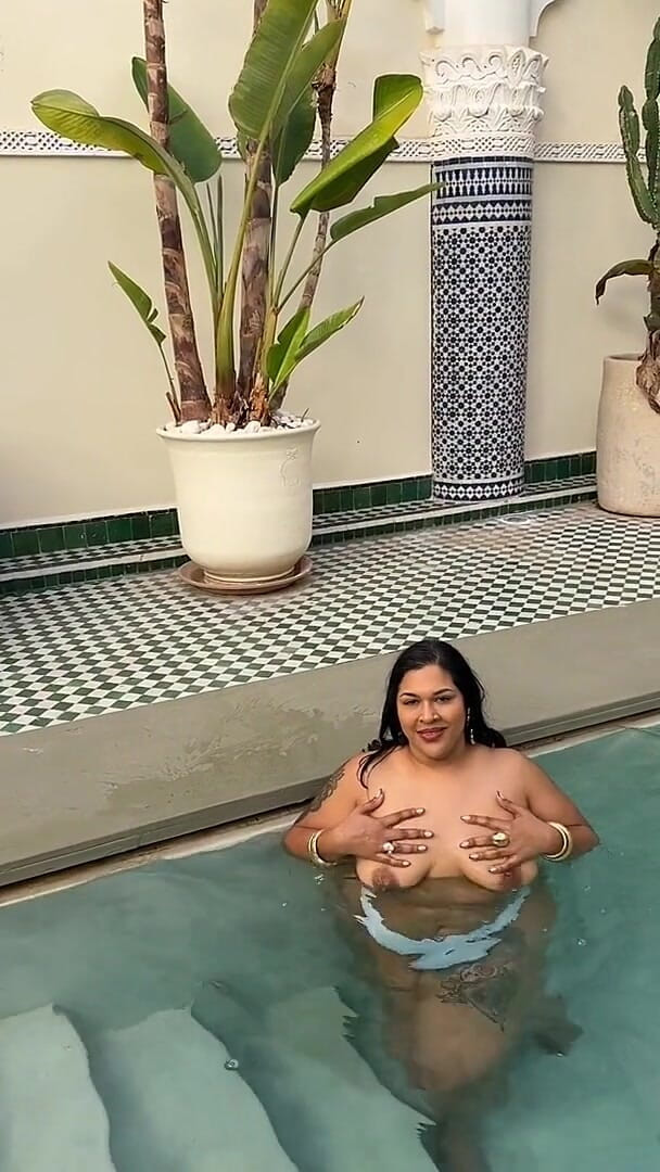 Zozonicoco: BBW Twerking in Pool Splashing Water with Huge Ass. Wet...