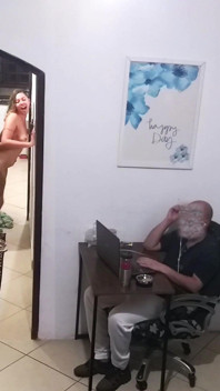 Podczas gdy mąż pracuje, żona w ręczniku wita dostawcę