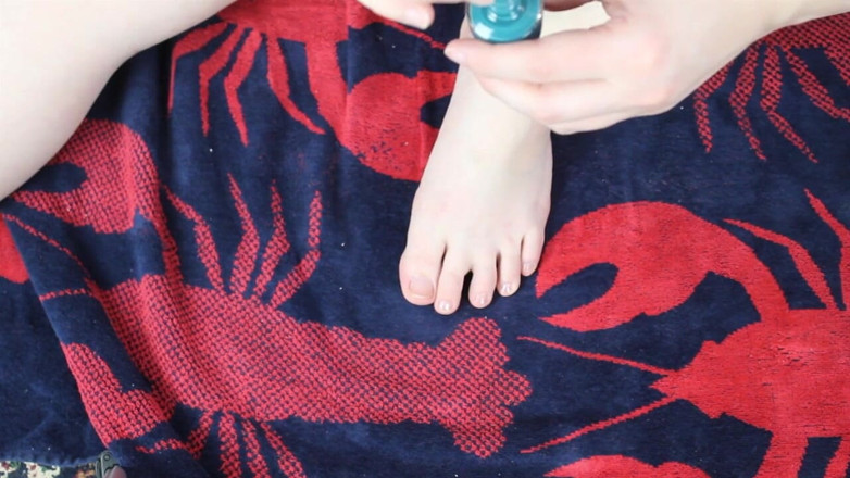 Emma Lilly: Dando-me uma pedicure (sem áudio, mas música)