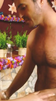 Golden pleasures, szene 4_blonde schlampe mit dickem arsch genießt es, den schwanz ihres freundes zu wichsen, bis sie eine gesichtsbesamung bekommt