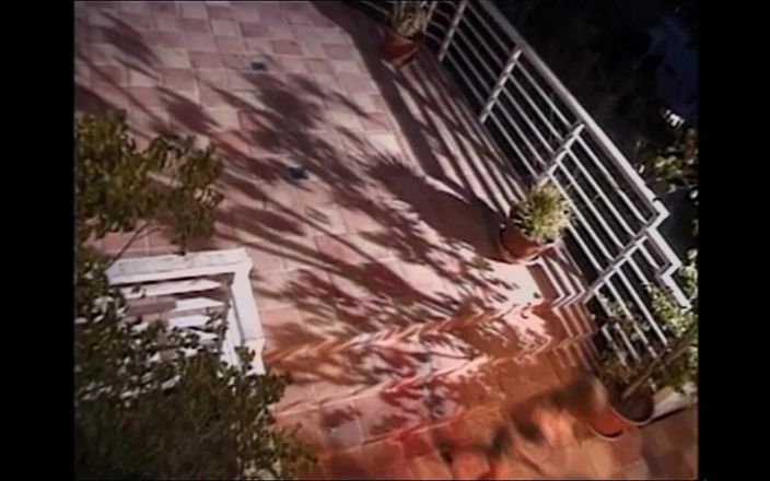 Muschi movie official: İki orta yaşlı seksi kadın ve iki büyük yarakla klasik...
