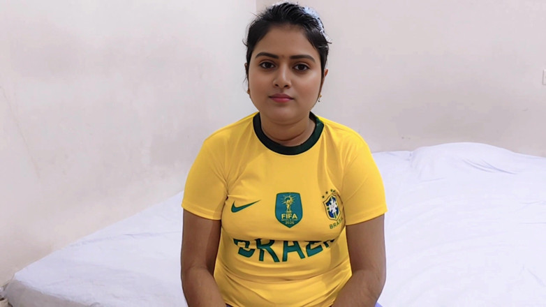 Your-Eshita: sautela bhaee phutbol ke khel par danv lagaate hue apni...