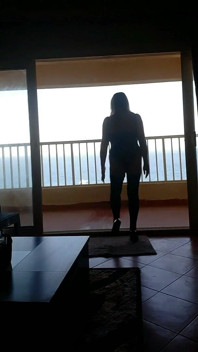 Seksi iç çamaşırlı, siyah çoraplı ve yüksek topuklu ayakkabılı ateşli büyük memeli orta yaşlı seksi kadın