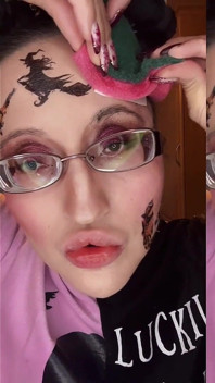 Sissy, ti farò leccare gli occhiali e le labbra mentre spendo i tuoi soldi