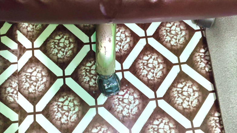 Chhattar gach: スマホで女性が尻を狙うのを見るより、自分で手に入れたほうがいい。