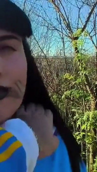 Poupée Gothique Au Milieu De La Nature Sucant Une Bite En Train De Faire Un Fellement En Plein Air