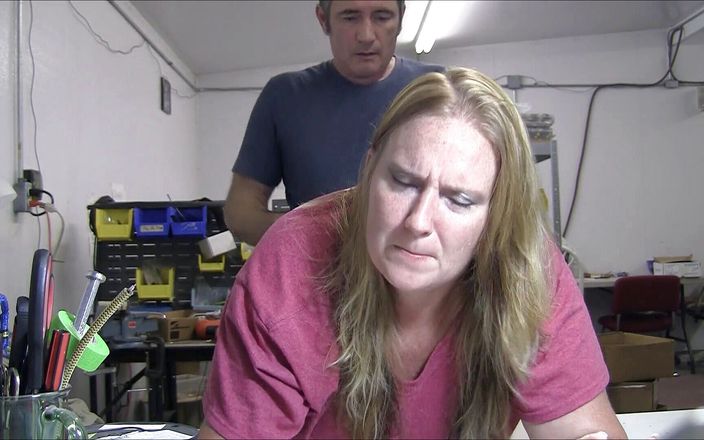 Vibra King Video: Jennifer iş yerindeki bir masanın üzerine sikiliyor