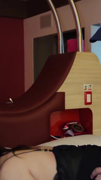 Une prof de gym mature baise un jeune femboy