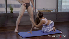 ToughLoveX: TOUGHLOVEX - Trenér Karl učí Sofi Ryan umění jógy